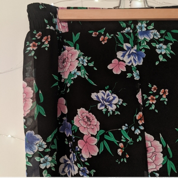 Torrid Floral Black Pull On Chiffon Pants 1x - Picture 3 of 7